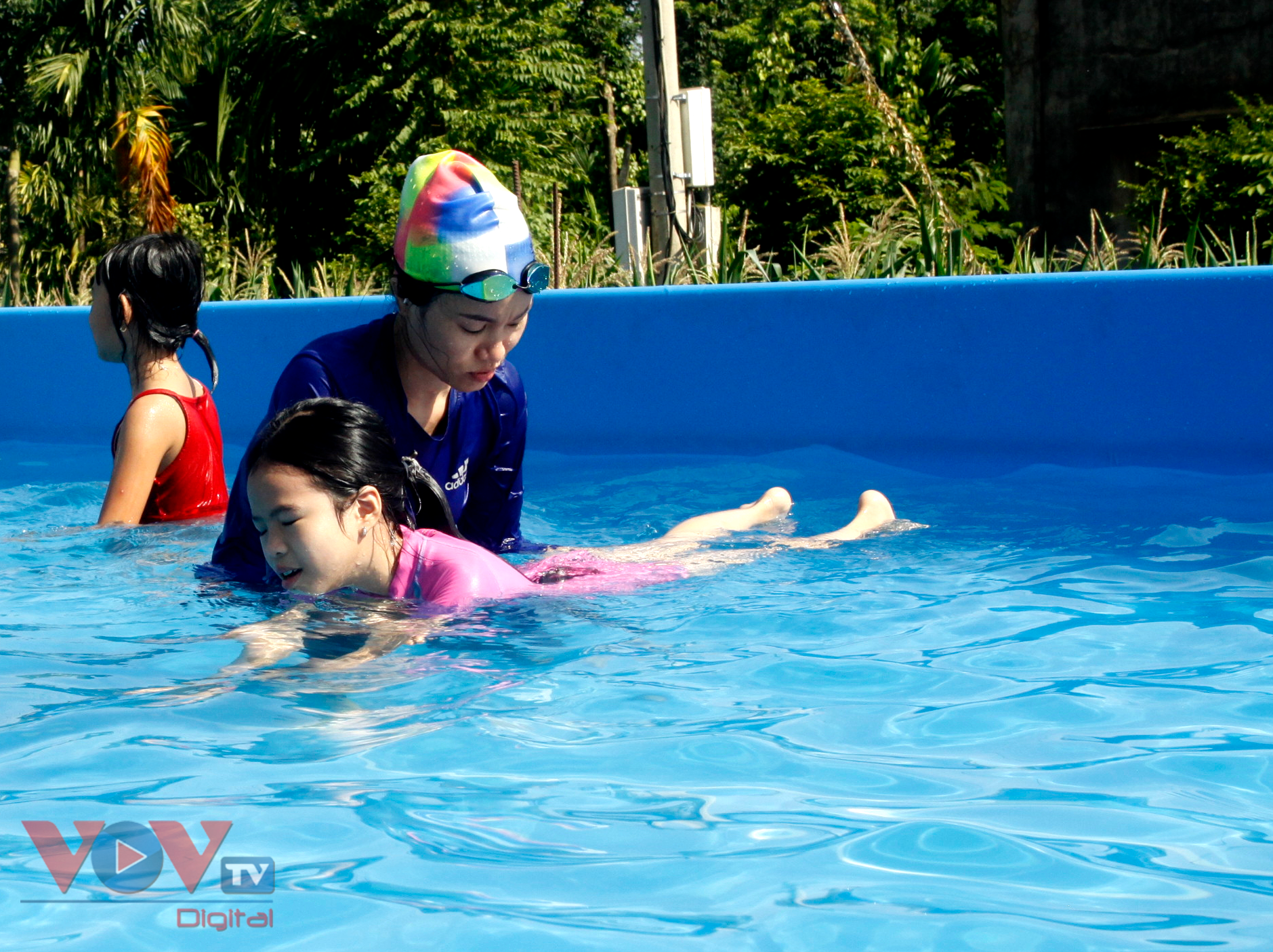 Đắk Lắk: 'Bể bơi di động' đến với trẻ em vùng sâu - Ảnh 2.