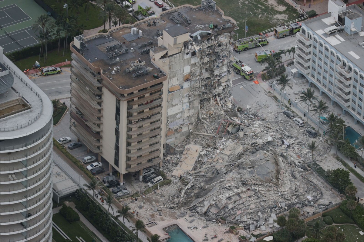 Hiện trường đổ nát vụ sập chung cư kinh hoàng ở Miami (Mỹ) - Ảnh 1.
