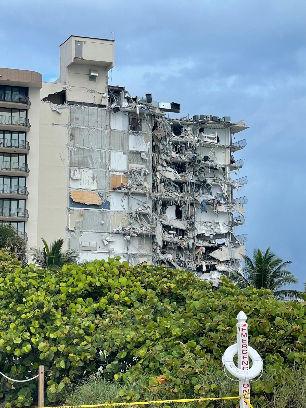 Hiện trường đổ nát vụ sập chung cư kinh hoàng ở Miami (Mỹ) - Ảnh 17.