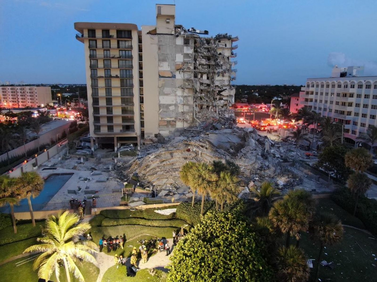 Hiện trường đổ nát vụ sập chung cư kinh hoàng ở Miami (Mỹ) - Ảnh 6.