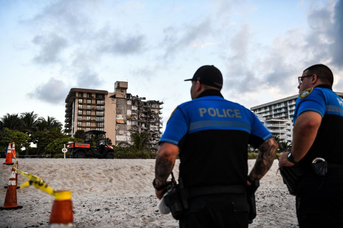 Hiện trường đổ nát vụ sập chung cư kinh hoàng ở Miami (Mỹ) - Ảnh 9.
