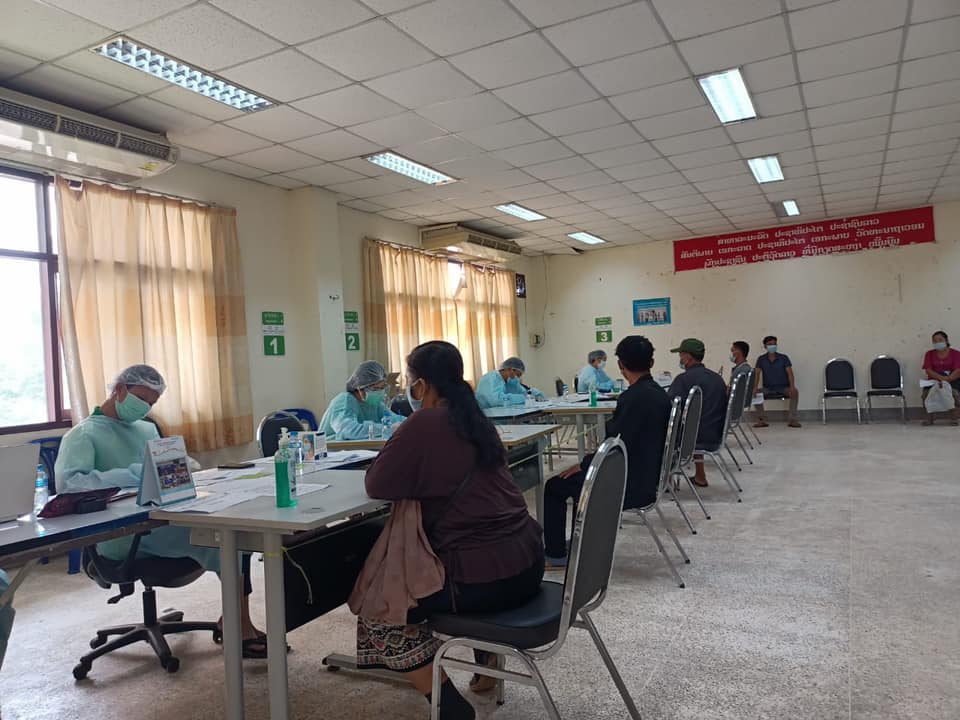 25-06 người dân Lào kiểm tra y tế trước khi tiêm vaccine Covid-19.jpg