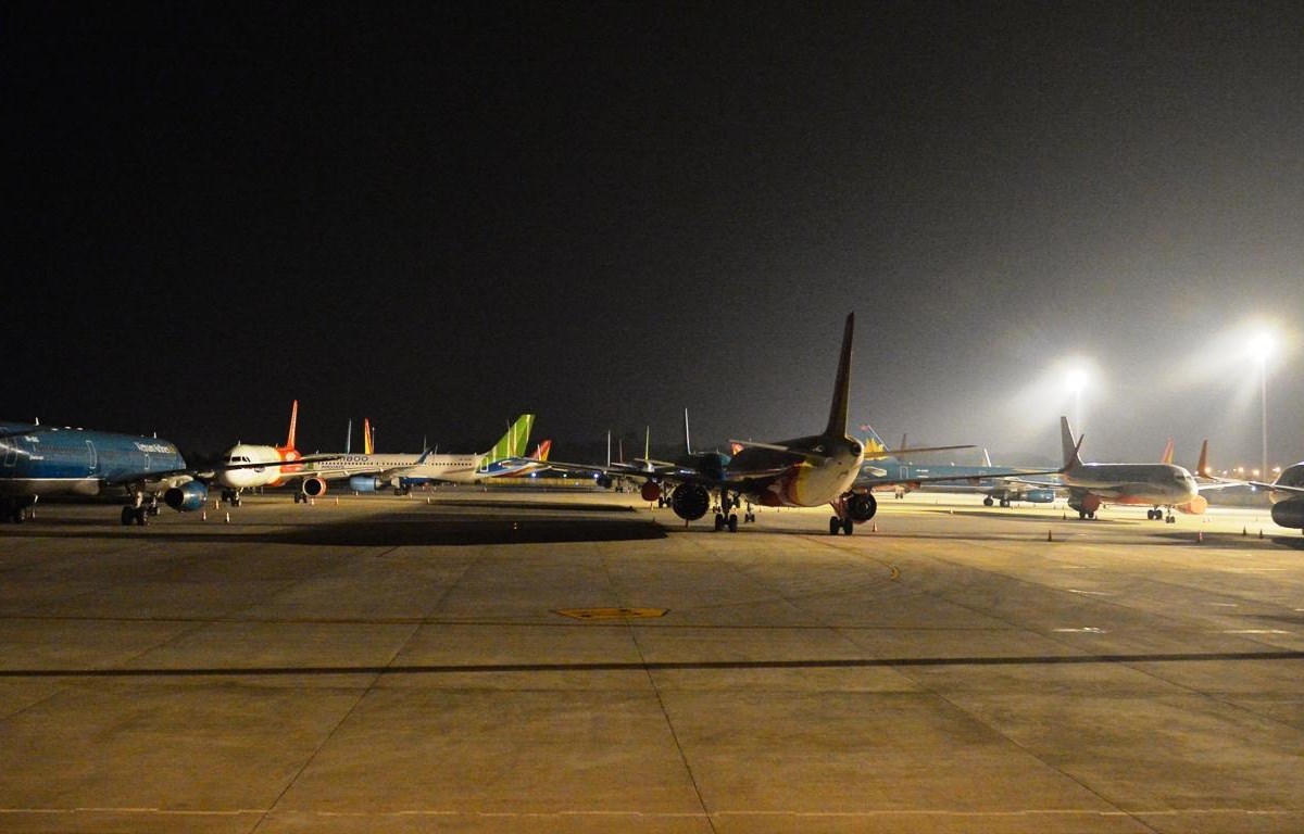 Sân bay Nội Bài đóng cửa đường lăn để dành chỗ cho tàu bay đỗ qua đêm   - Ảnh 1.