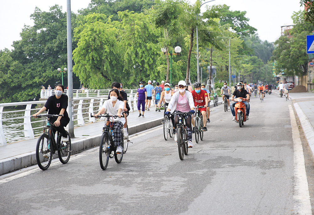 Hà Nội ngày đầu cho phép tập thể dục ở nơi công cộng: Đa số người dân bảo đảm phòng dịch - Ảnh 5.