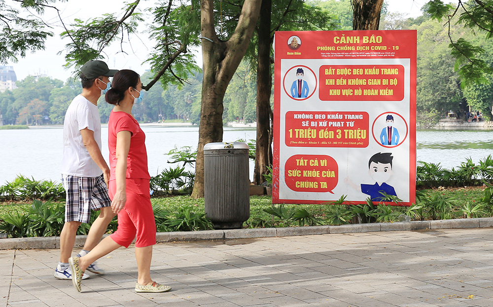 Hà Nội ngày đầu cho phép tập thể dục ở nơi công cộng: Đa số người dân bảo đảm phòng dịch - Ảnh 2.