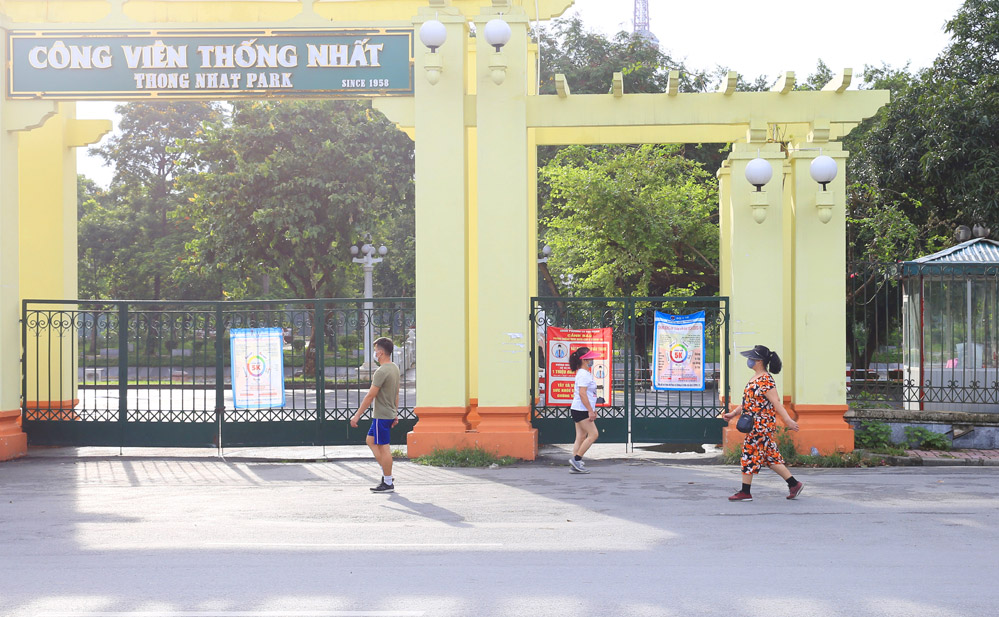 Hà Nội ngày đầu cho phép tập thể dục ở nơi công cộng: Đa số người dân bảo đảm phòng dịch - Ảnh 10.