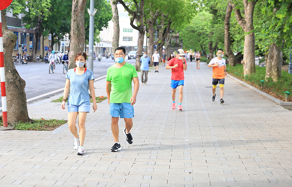 Hà Nội ngày đầu cho phép tập thể dục ở nơi công cộng: Đa số người dân bảo đảm phòng dịch - Ảnh 1.