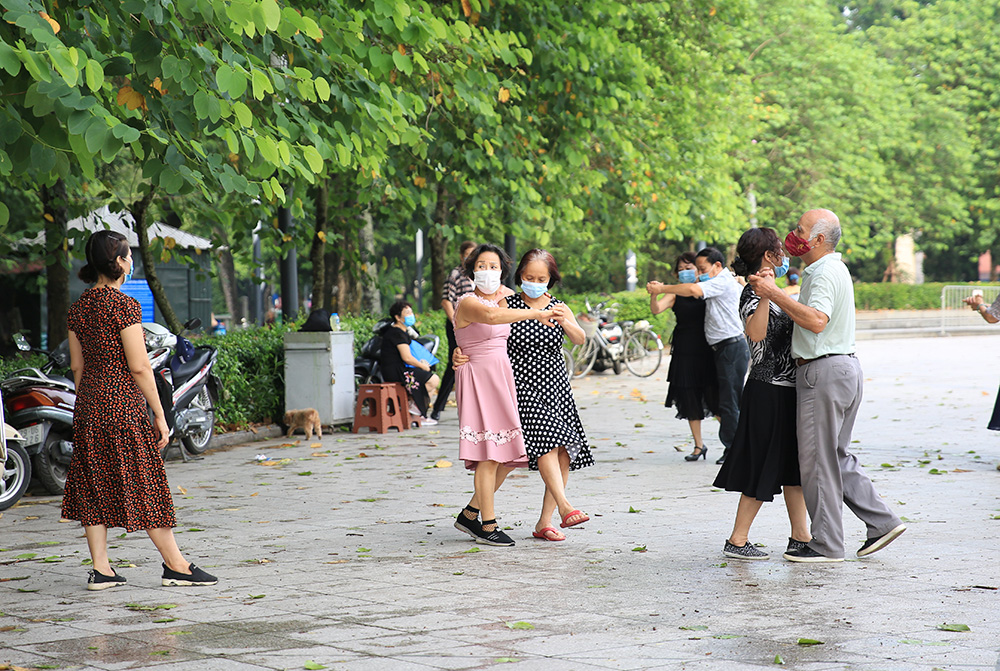 Hà Nội ngày đầu cho phép tập thể dục ở nơi công cộng: Đa số người dân bảo đảm phòng dịch - Ảnh 9.