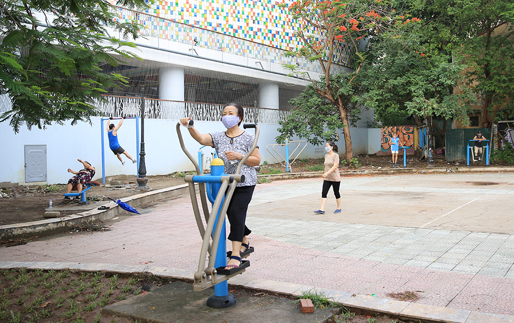 Hà Nội ngày đầu cho phép tập thể dục ở nơi công cộng: Đa số người dân bảo đảm phòng dịch - Ảnh 7.