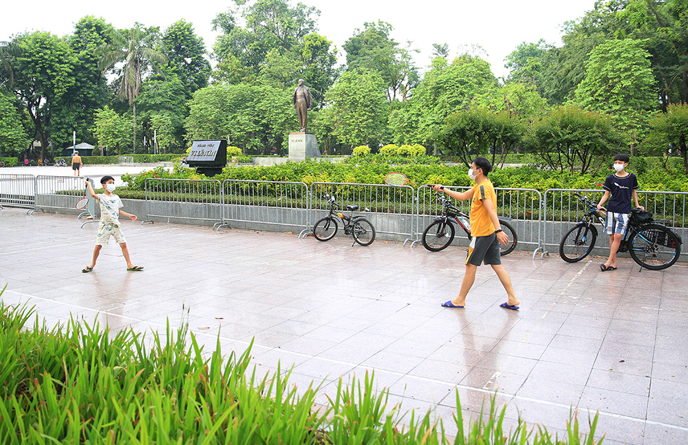 Hà Nội ngày đầu cho phép tập thể dục ở nơi công cộng: Đa số người dân bảo đảm phòng dịch - Ảnh 8.
