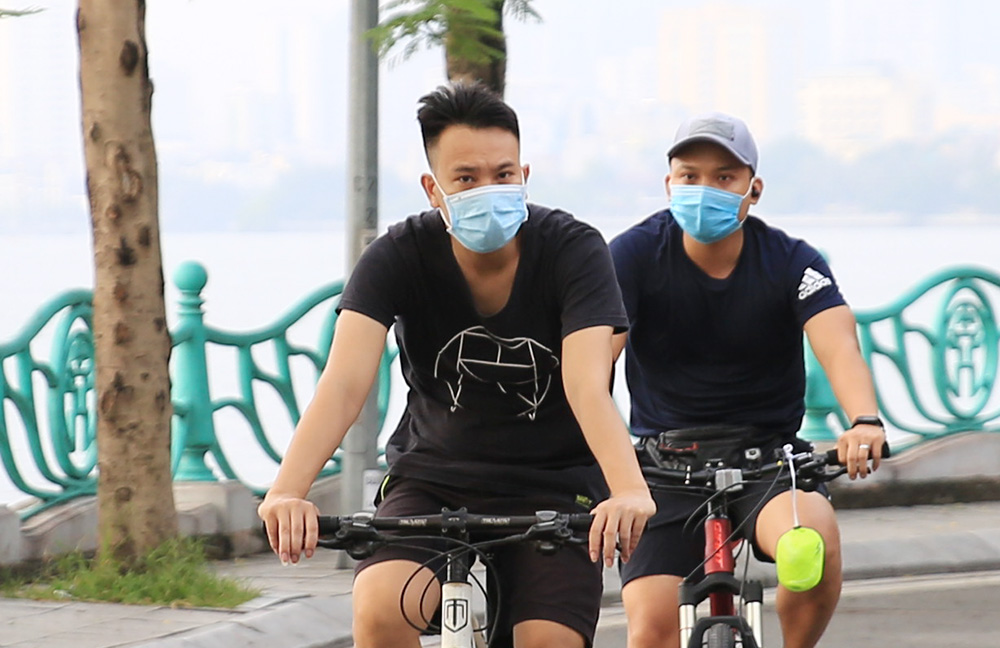 Hà Nội ngày đầu cho phép tập thể dục ở nơi công cộng: Đa số người dân bảo đảm phòng dịch - Ảnh 6.
