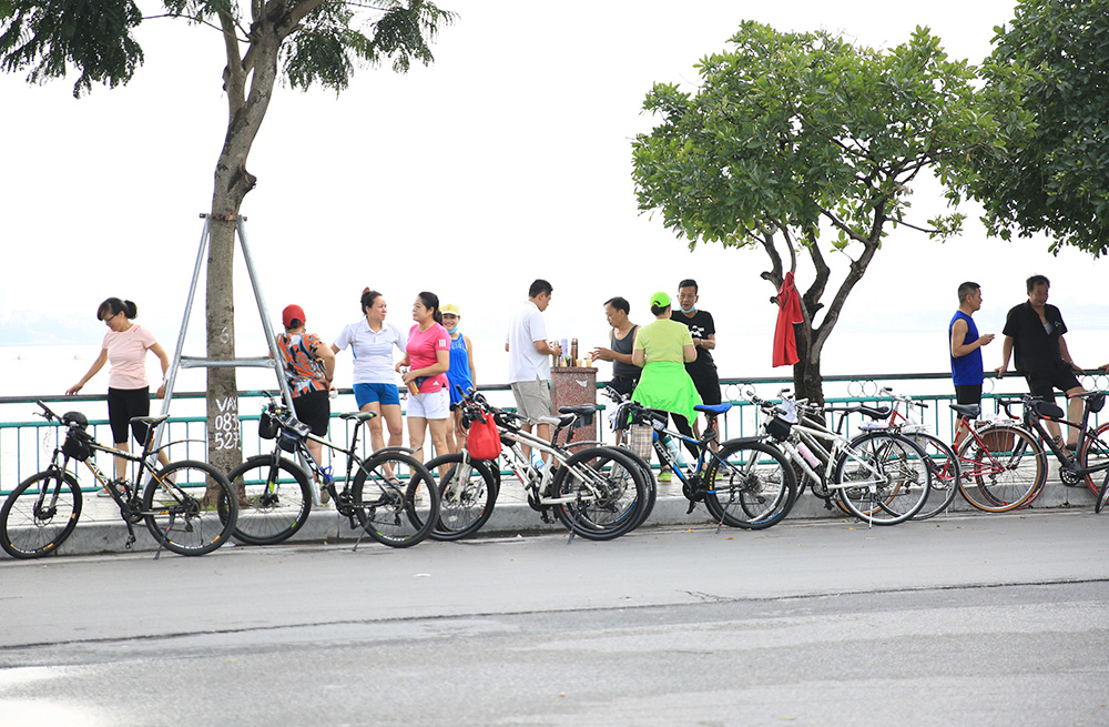 Hà Nội ngày đầu cho phép tập thể dục ở nơi công cộng: Đa số người dân bảo đảm phòng dịch - Ảnh 11.