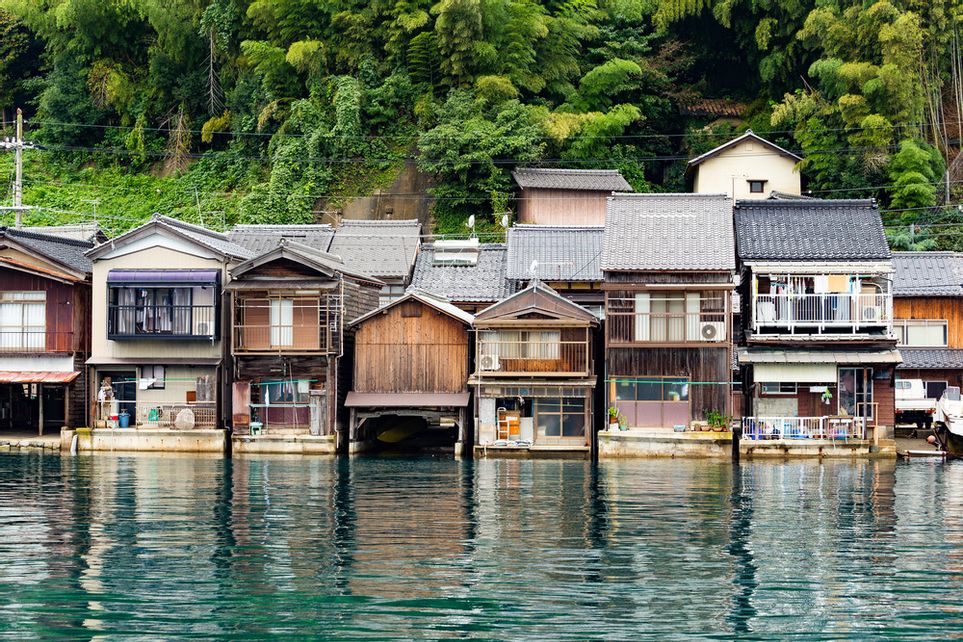 Ngôi làng nhà thuyền yên bình ở Nhật Bản - Ảnh 1.