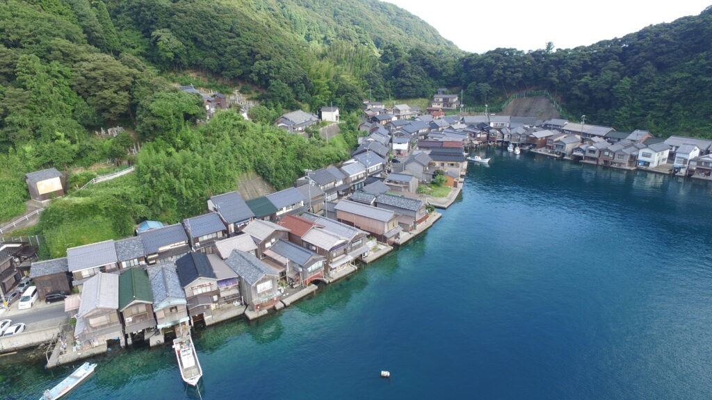Ngôi làng nhà thuyền yên bình ở Nhật Bản - Ảnh 2.