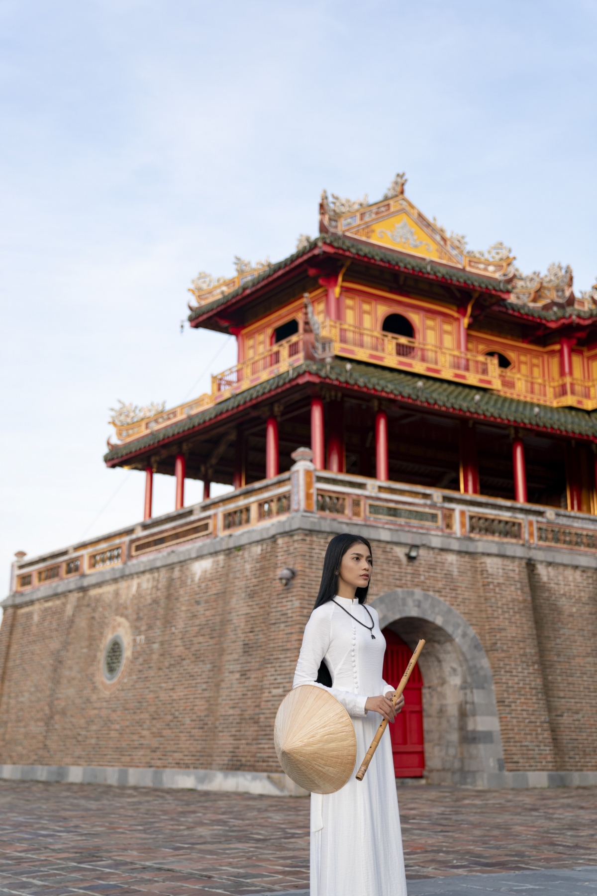 Trương Thị May thướt tha diện áo dài trắng ở kinh thành Huế - Ảnh 12.