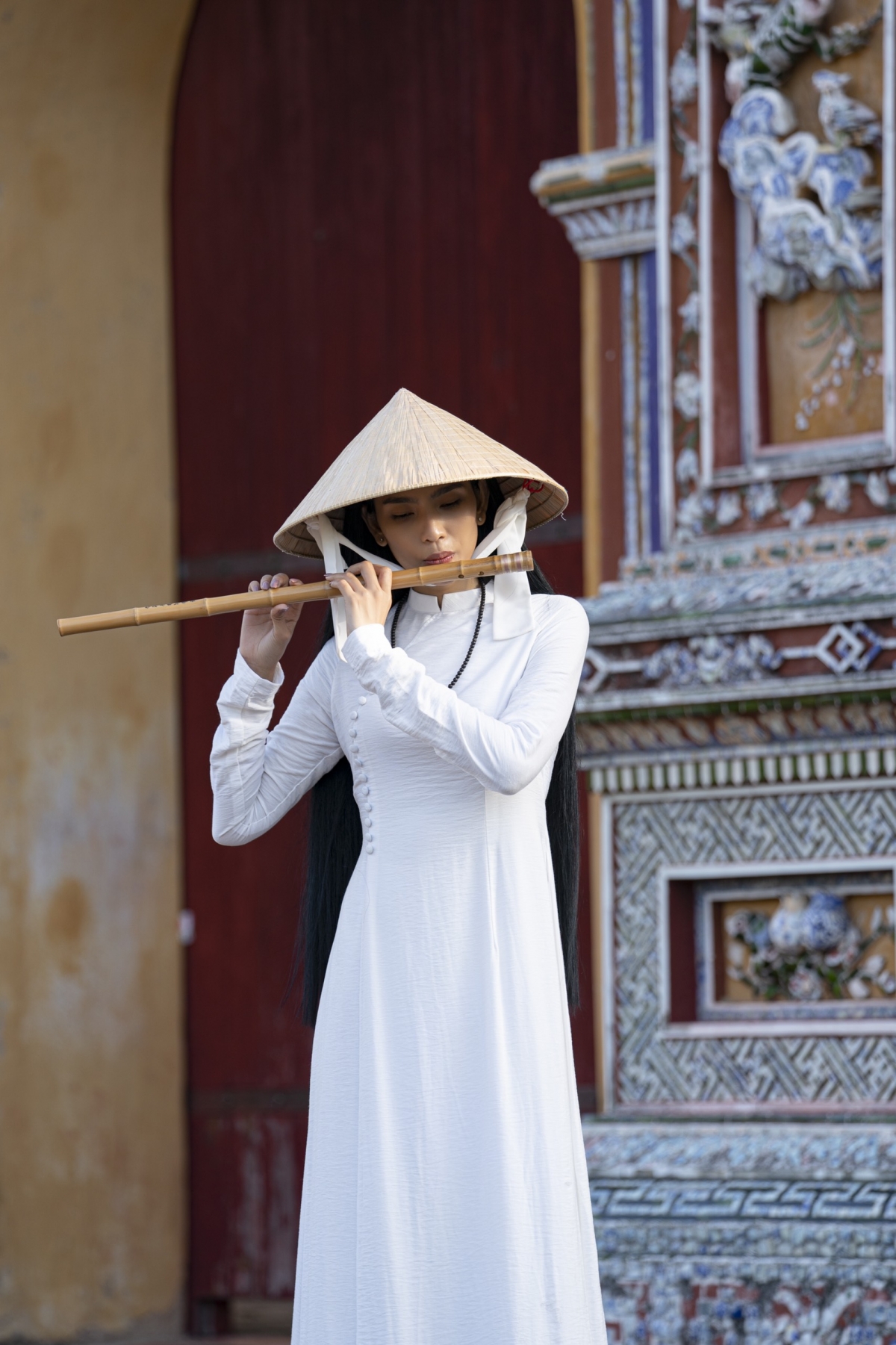 Trương Thị May thướt tha diện áo dài trắng ở kinh thành Huế - Ảnh 6.