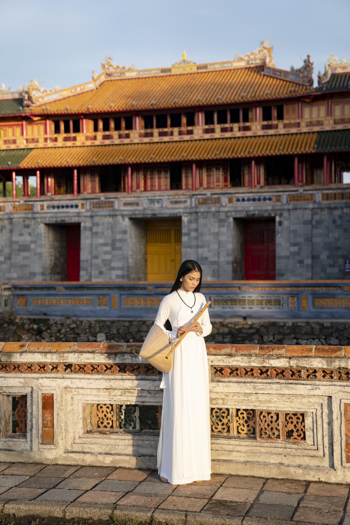 Trương Thị May thướt tha diện áo dài trắng ở kinh thành Huế - Ảnh 3.