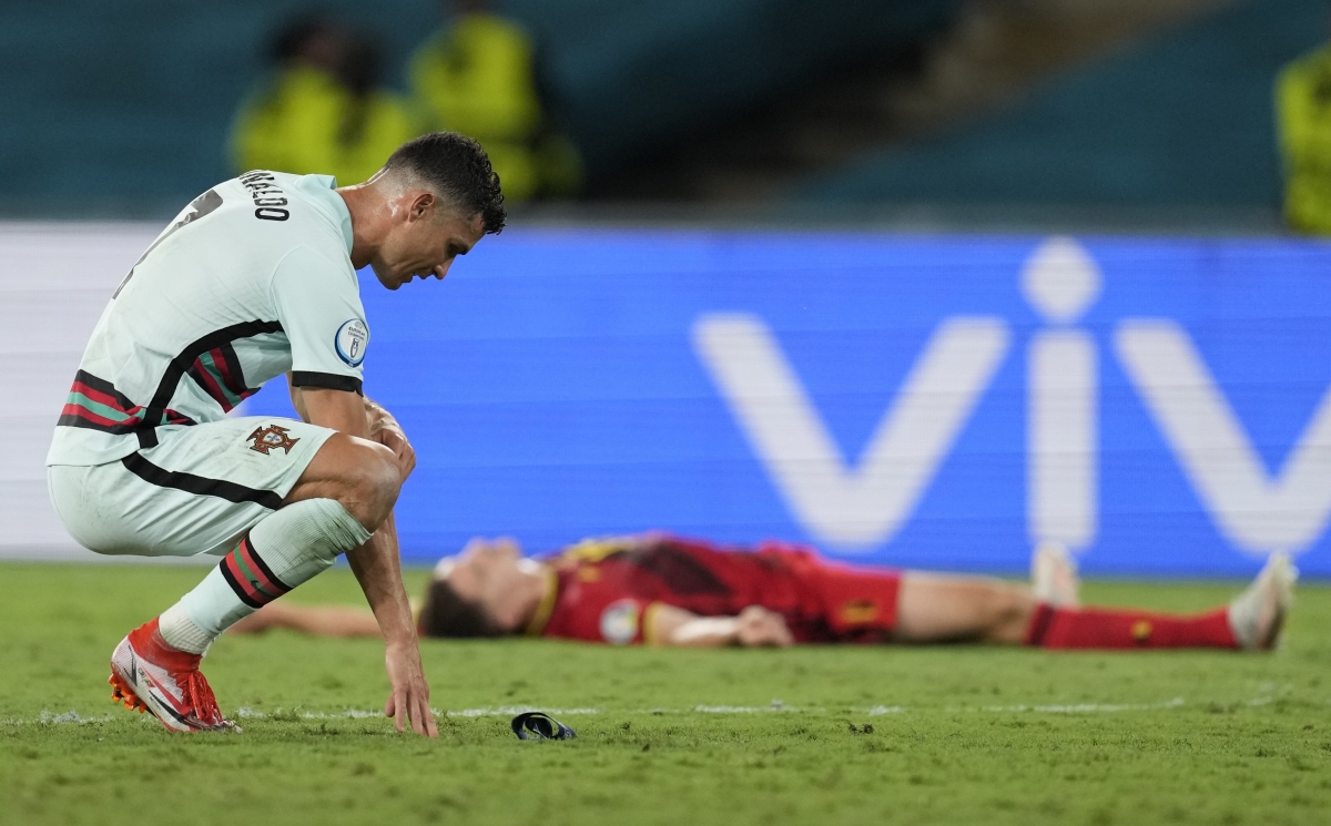 Cristiano Ronaldo ném băng đội trưởng sau khi Bồ Đào Nha thua Bỉ - Ảnh 2.