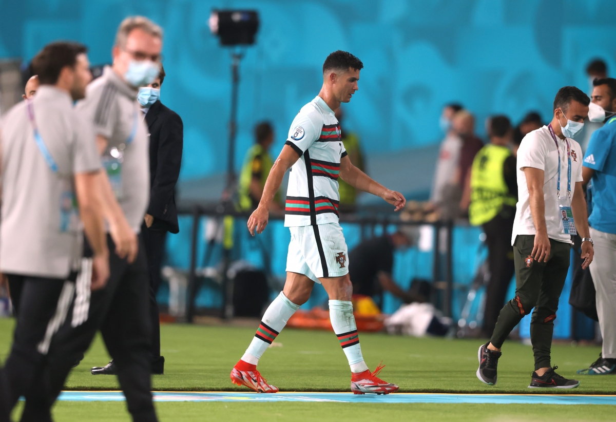 Cristiano Ronaldo ném băng đội trưởng sau khi Bồ Đào Nha thua Bỉ - Ảnh 5.