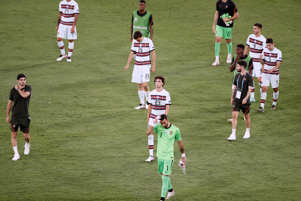 Cristiano Ronaldo ném băng đội trưởng sau khi Bồ Đào Nha thua Bỉ - Ảnh 6.