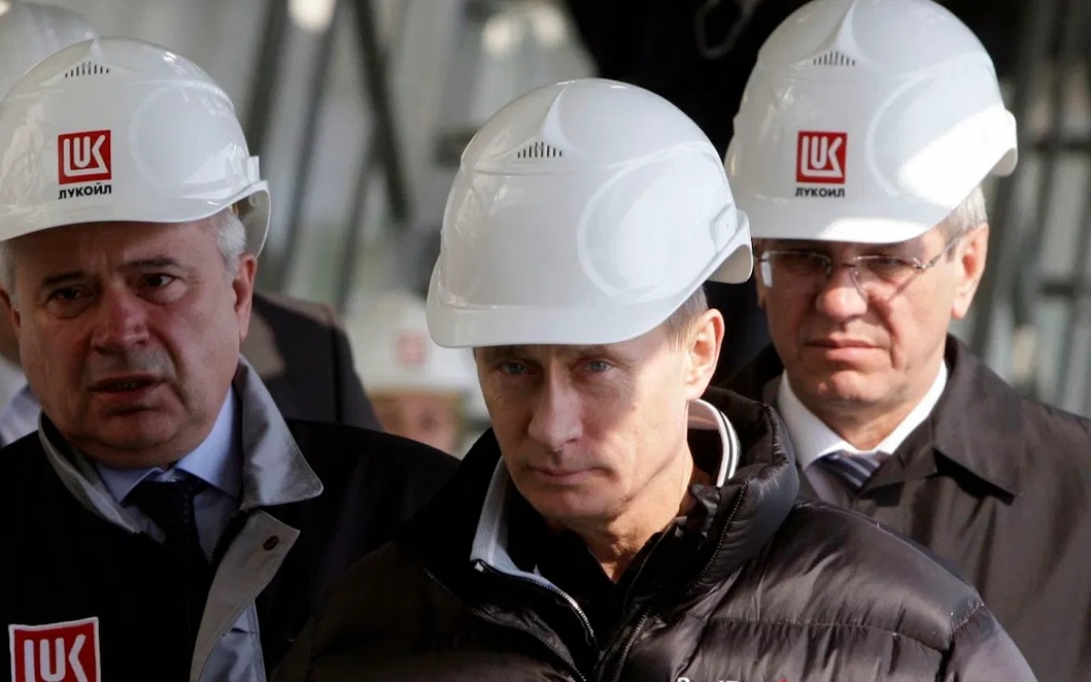 Tổng thống Nga Putin dùng dầu khí để tập hợp quyền lực và trừng phạt đối thủ như thế nào? - Ảnh 1.