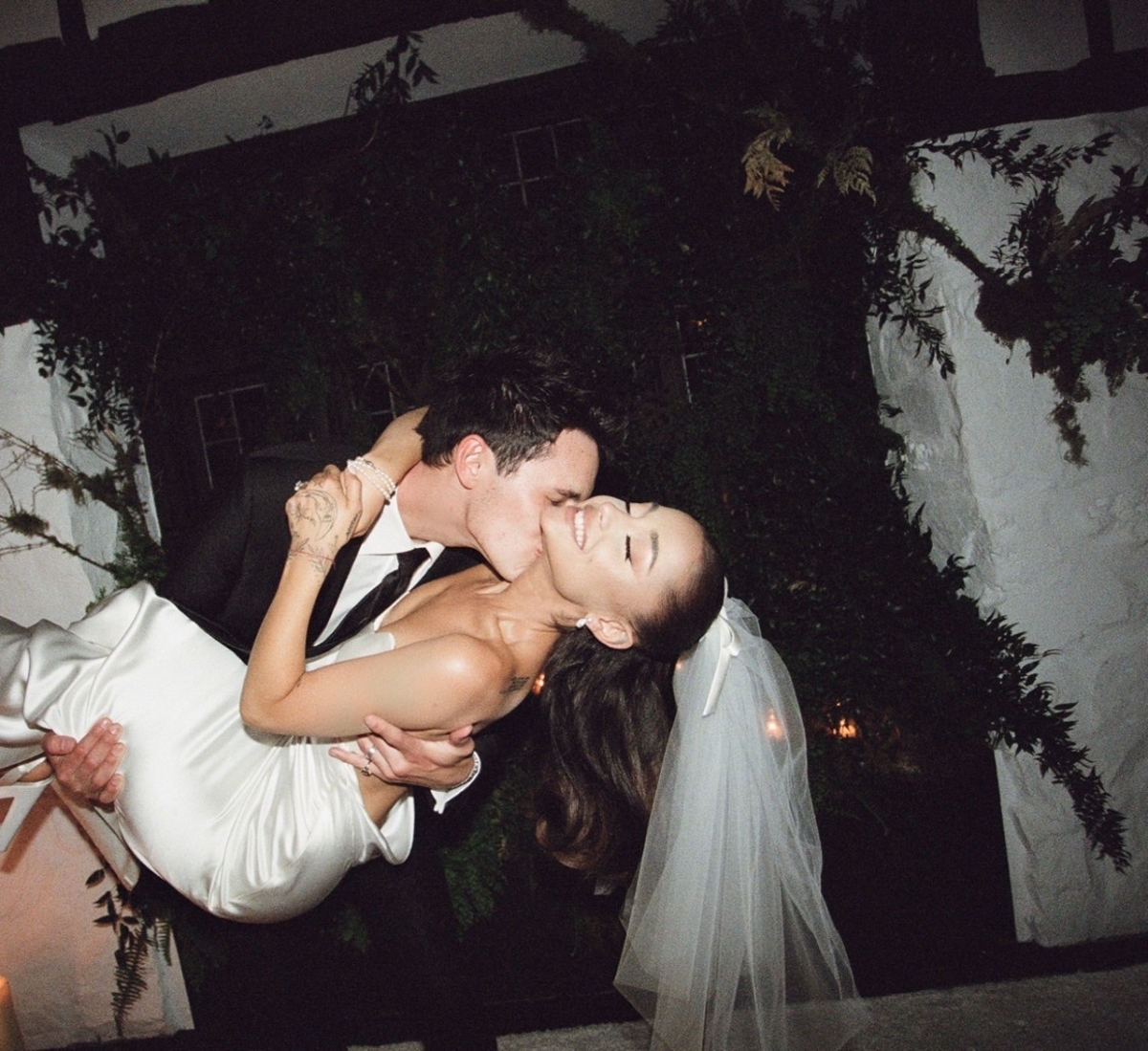 15 khoảnh khắc đẹp như mơ trong đám cưới của dàn sao Hollywood - Ảnh 1.