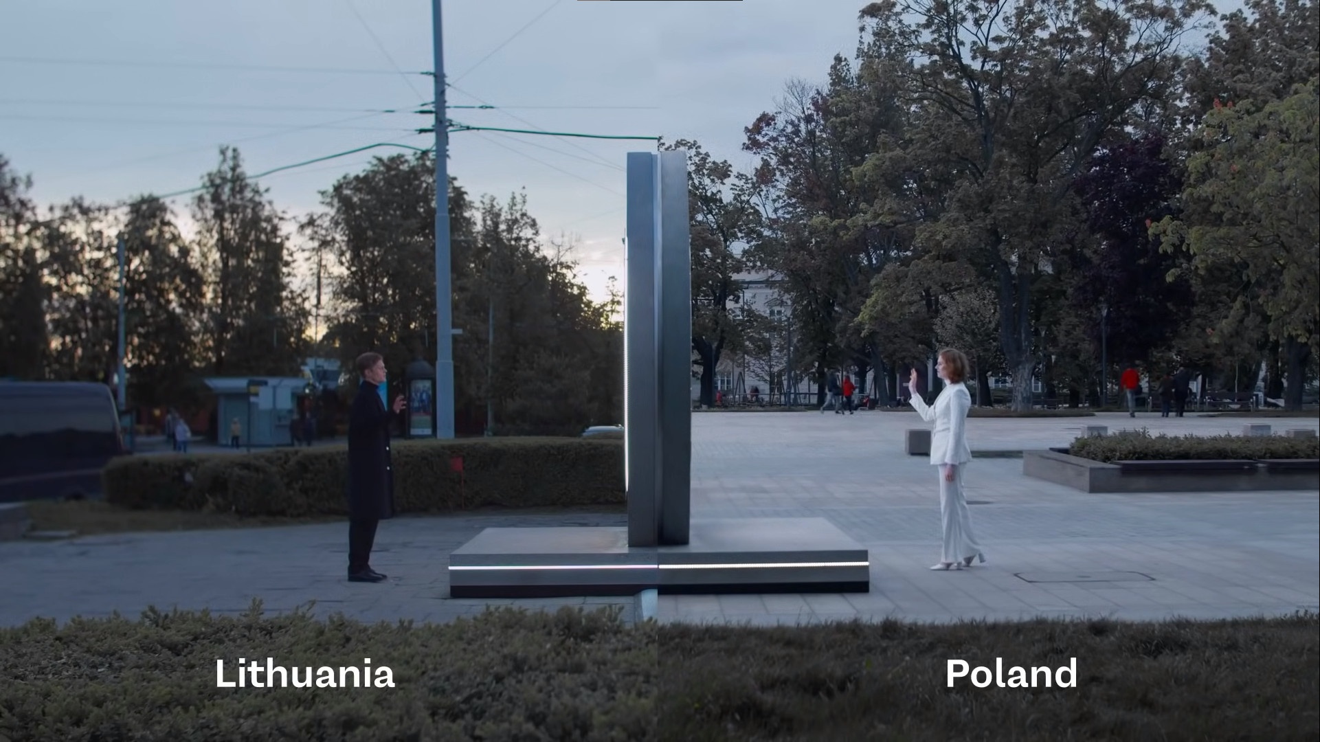 'Cổng không gian' nối hai thành phố tại Lithuania và Ba Lan - Ảnh 1.