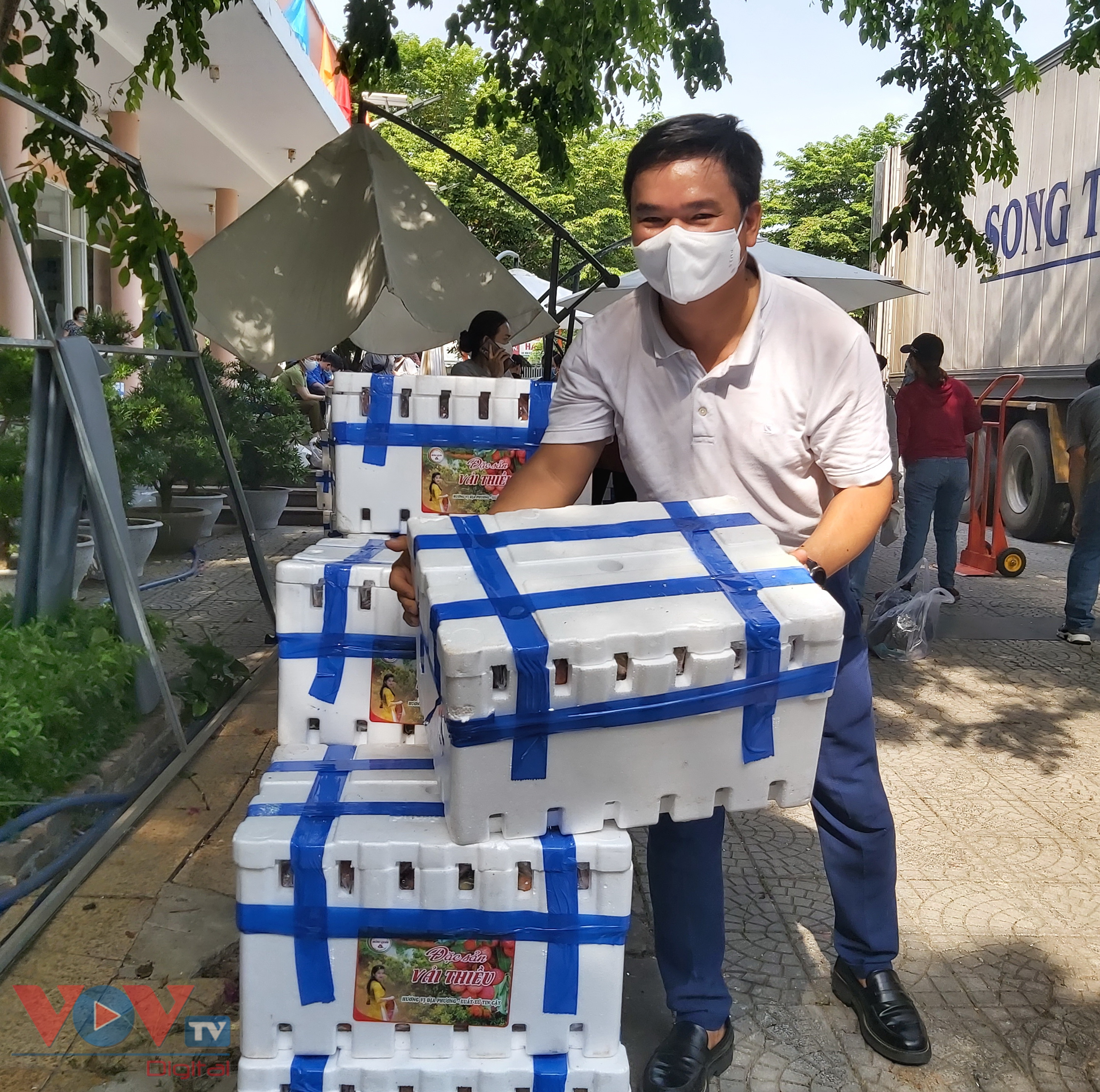 Hội Danh nhân trẻ thành phố Đà Nẵng tiêu thụ hơn 70 tấn vải thiều cho Bắc Giang.jpg