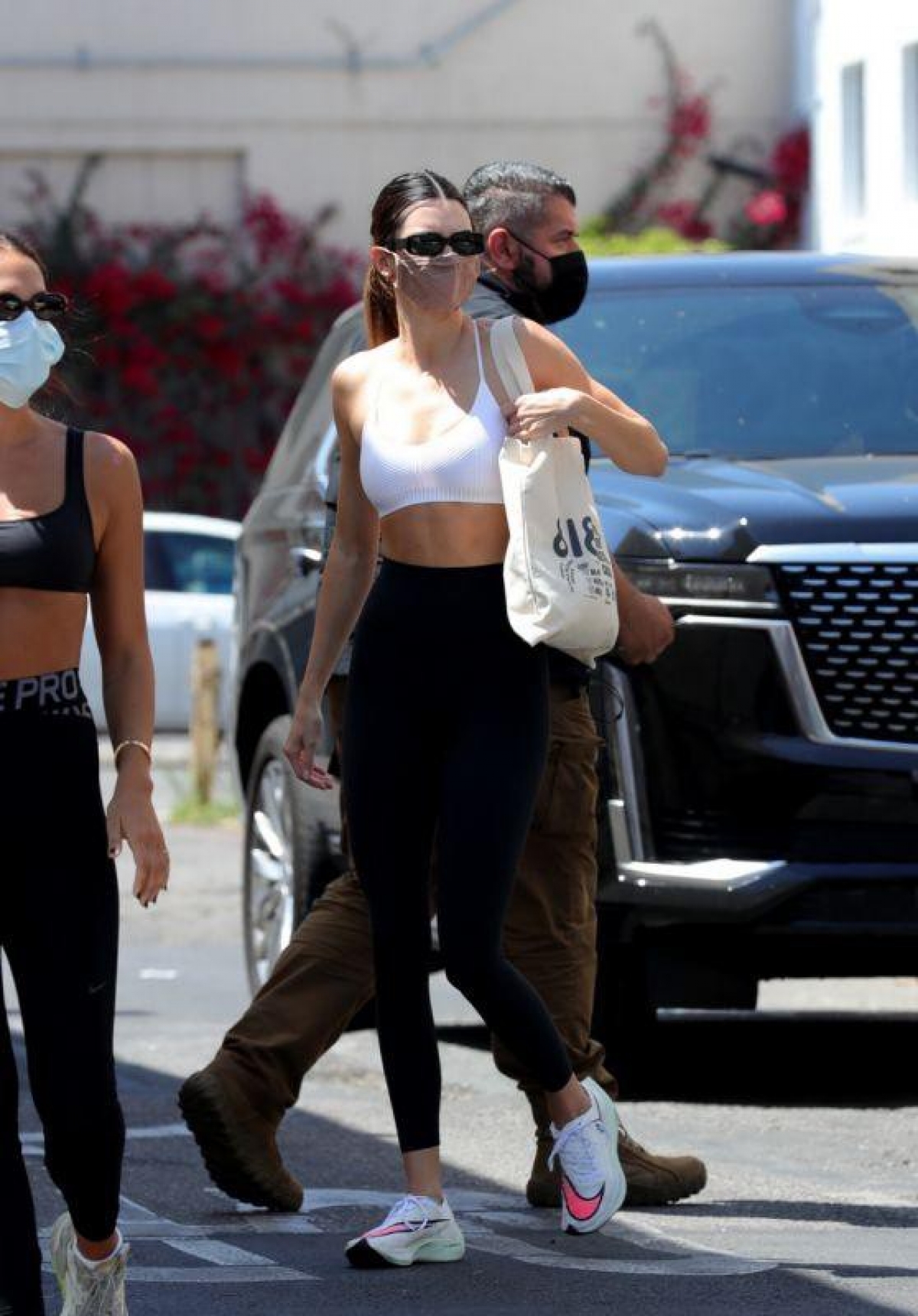 Kendall Jenner diện trang phục bó sát, gợi cảm trên phố - Ảnh 1.