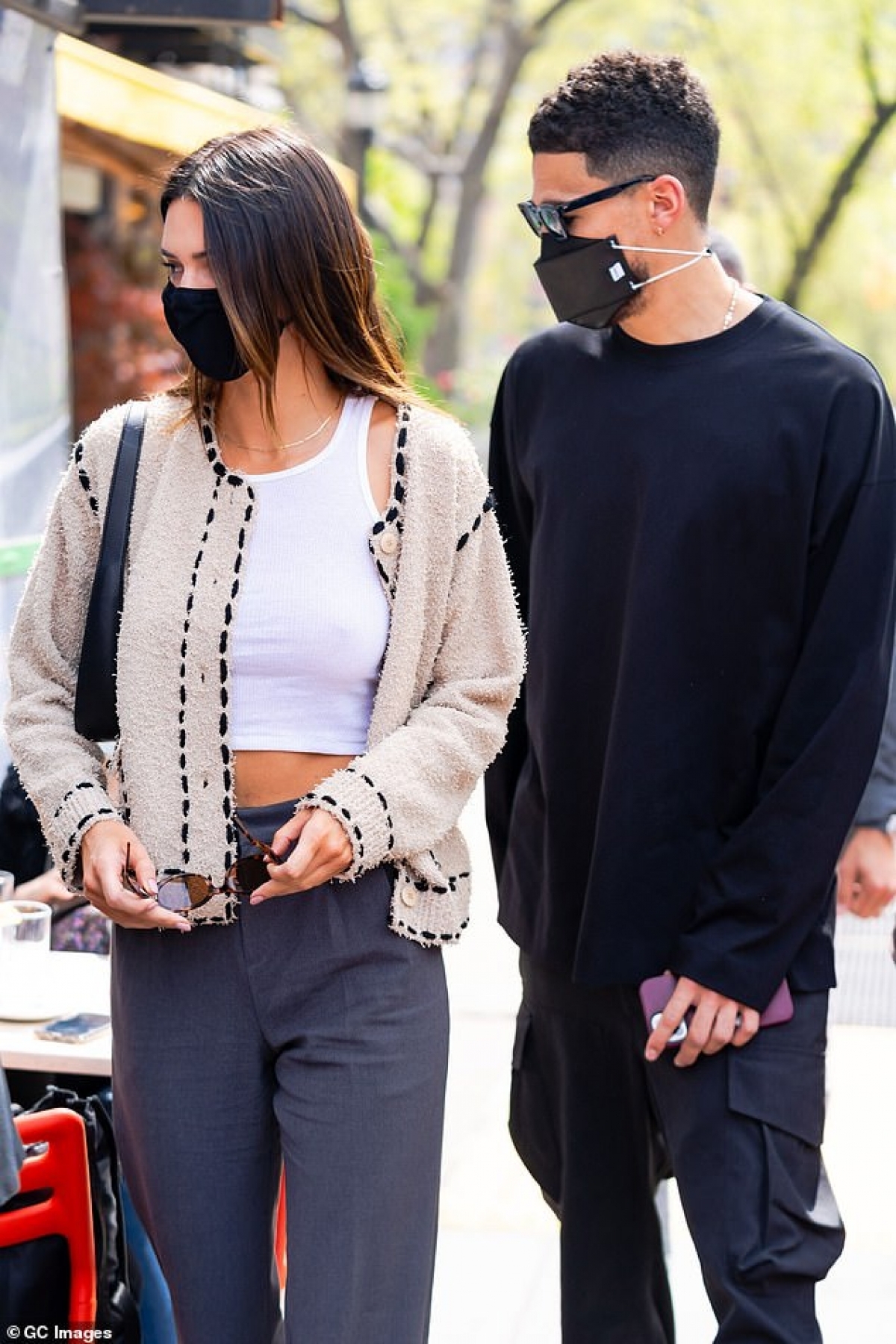 Kendall Jenner diện trang phục bó sát, gợi cảm trên phố - Ảnh 6.