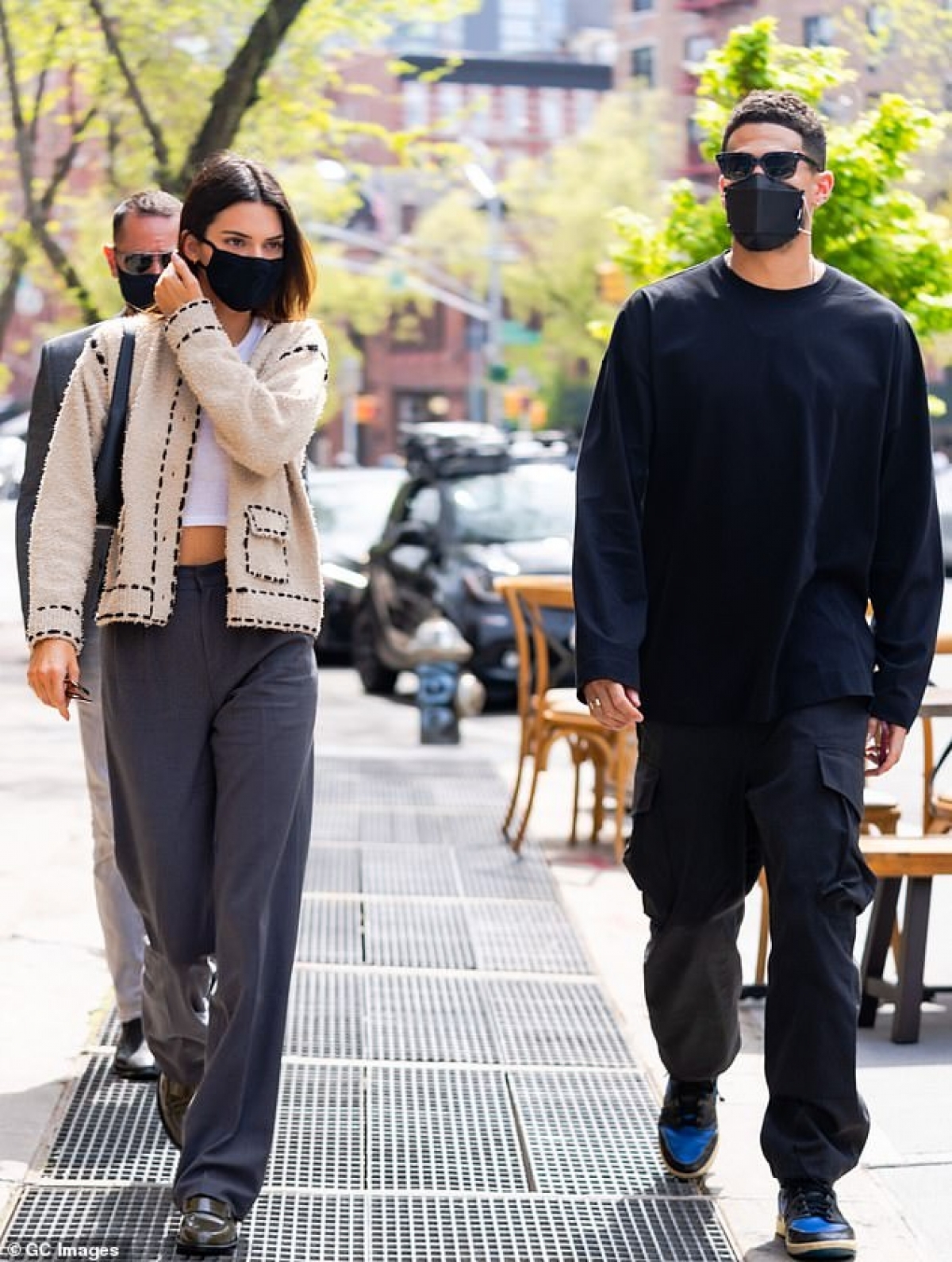 Kendall Jenner diện trang phục bó sát, gợi cảm trên phố - Ảnh 7.