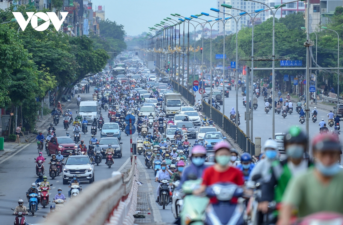 Nới lỏng một số hoạt động, đường phố Hà Nội lại tái diễn cảnh tắc nghẽn - Ảnh 14.