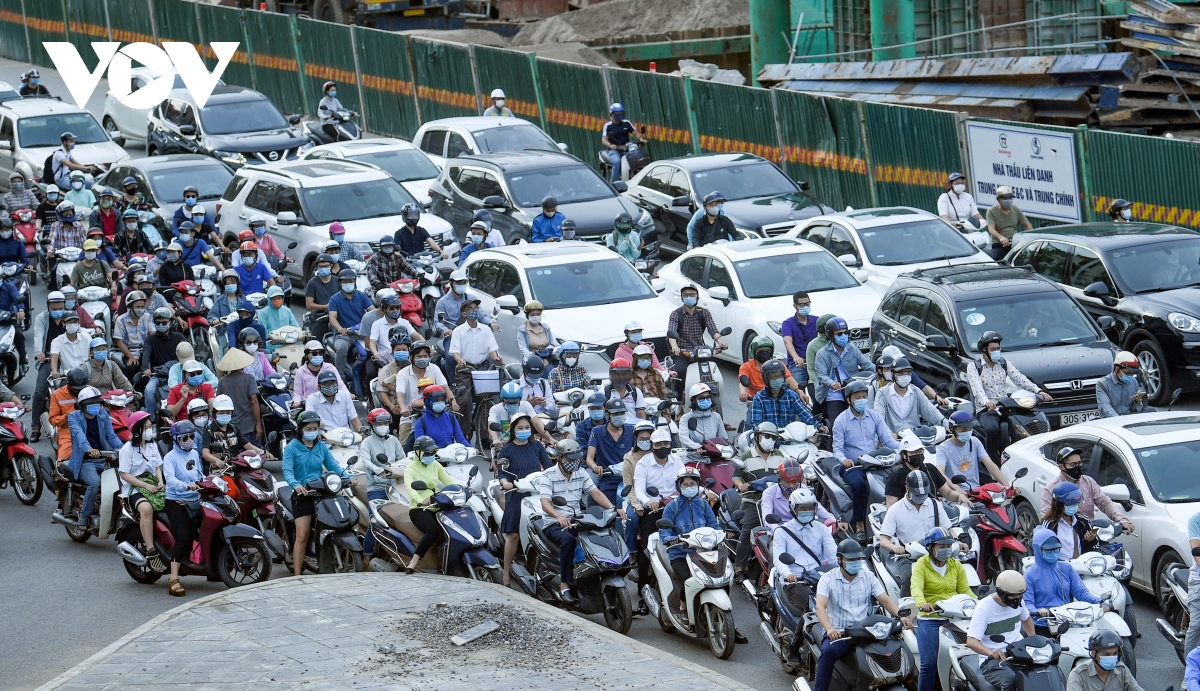Nới lỏng một số hoạt động, đường phố Hà Nội lại tái diễn cảnh tắc nghẽn - Ảnh 13.