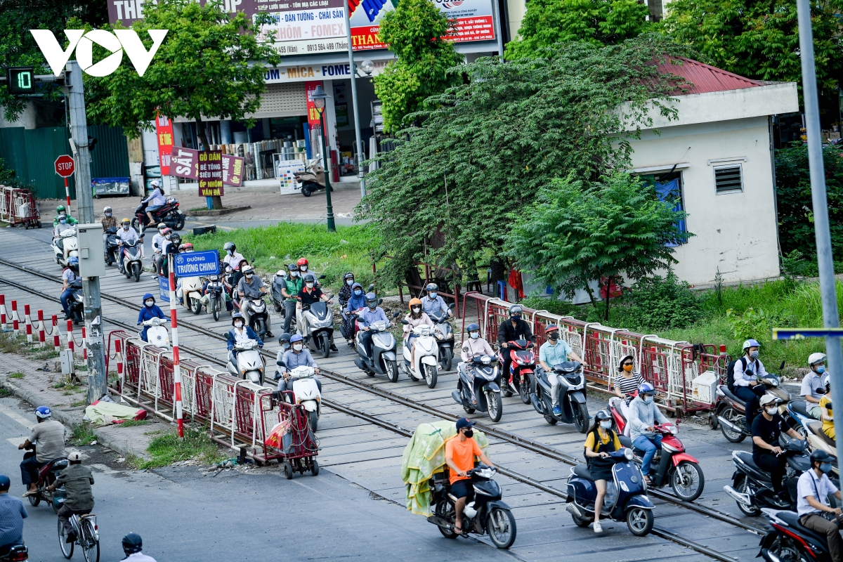 Nới lỏng một số hoạt động, đường phố Hà Nội lại tái diễn cảnh tắc nghẽn - Ảnh 15.