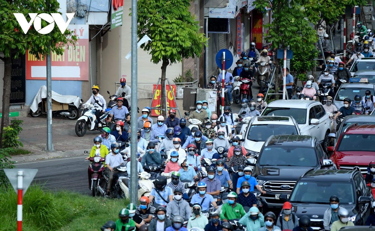 Nới lỏng một số hoạt động, đường phố Hà Nội lại tái diễn cảnh tắc nghẽn - Ảnh 12.