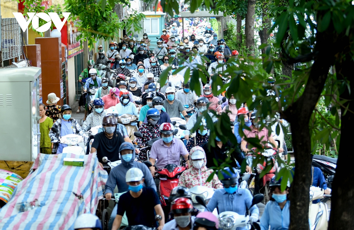 Nới lỏng một số hoạt động, đường phố Hà Nội lại tái diễn cảnh tắc nghẽn - Ảnh 7.