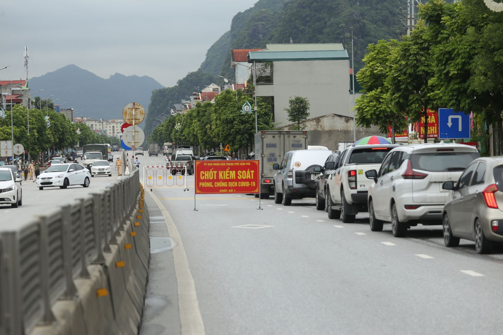Quảng Ninh: Dỡ bỏ chốt kiểm soát phòng chống dịch Covid-19 trên các tuyến đường bộ tại thành phố Cẩm Phả - Ảnh 1.