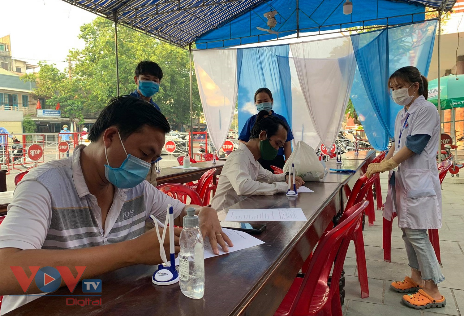 Người dân khai báo y tế tại chốt kiểm dịch Ga Huế.jpg