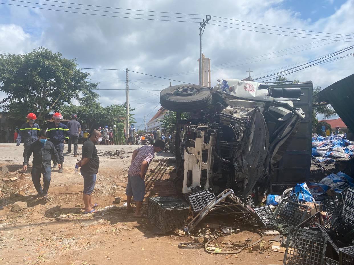 Đắk Lắk: Xe tải va chạm với xe khách và công nông, nhiều người thương vong - Ảnh 1.