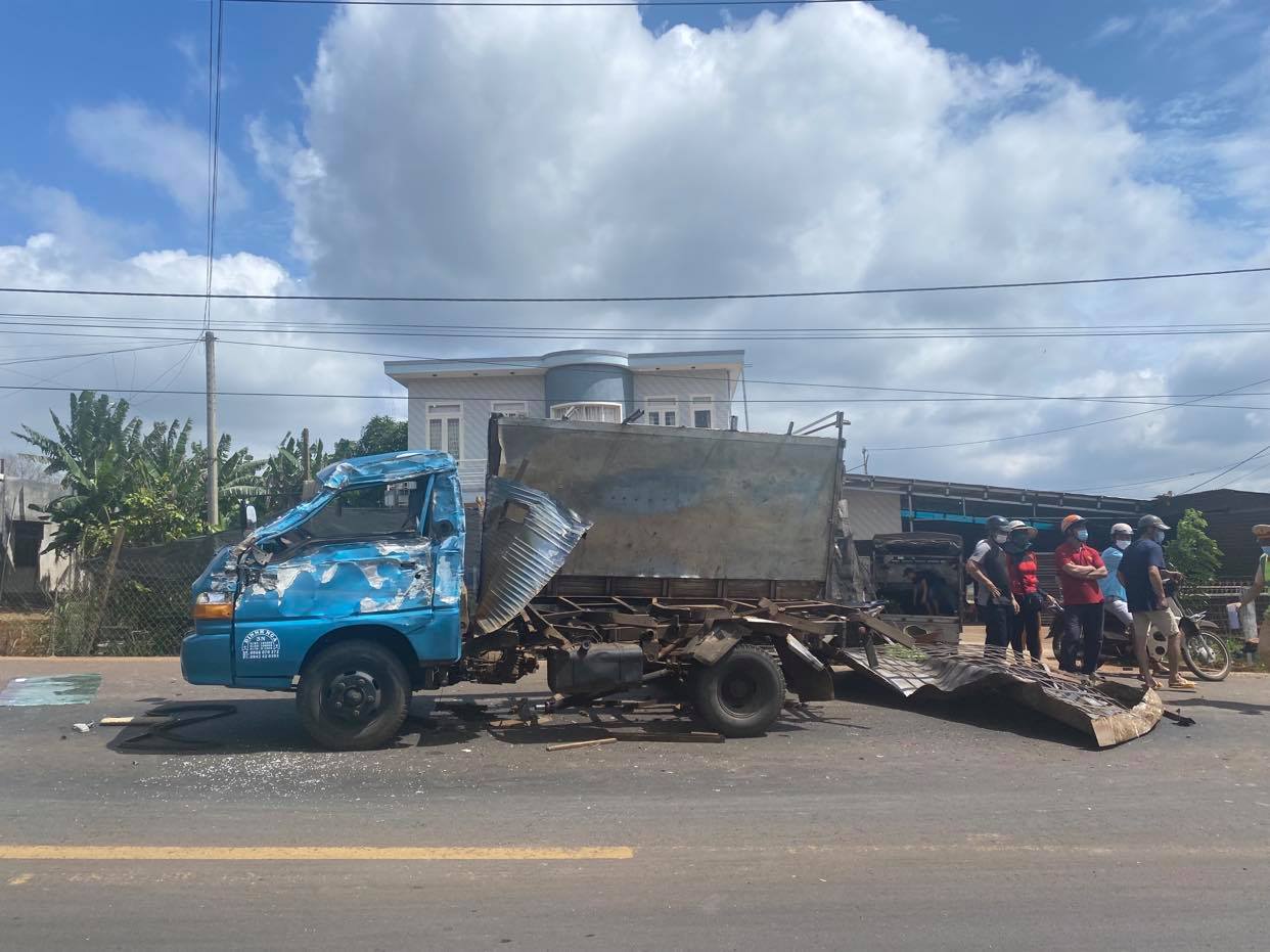 Đắk Lắk: Xe tải va chạm với xe khách và công nông, nhiều người thương vong - Ảnh 3.
