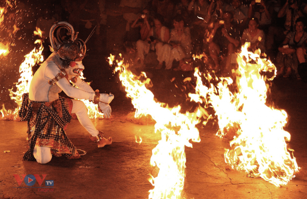 Kecak - vũ điệu lửa độc đáo của Bali chiều hoàng hôn - Ảnh 10.