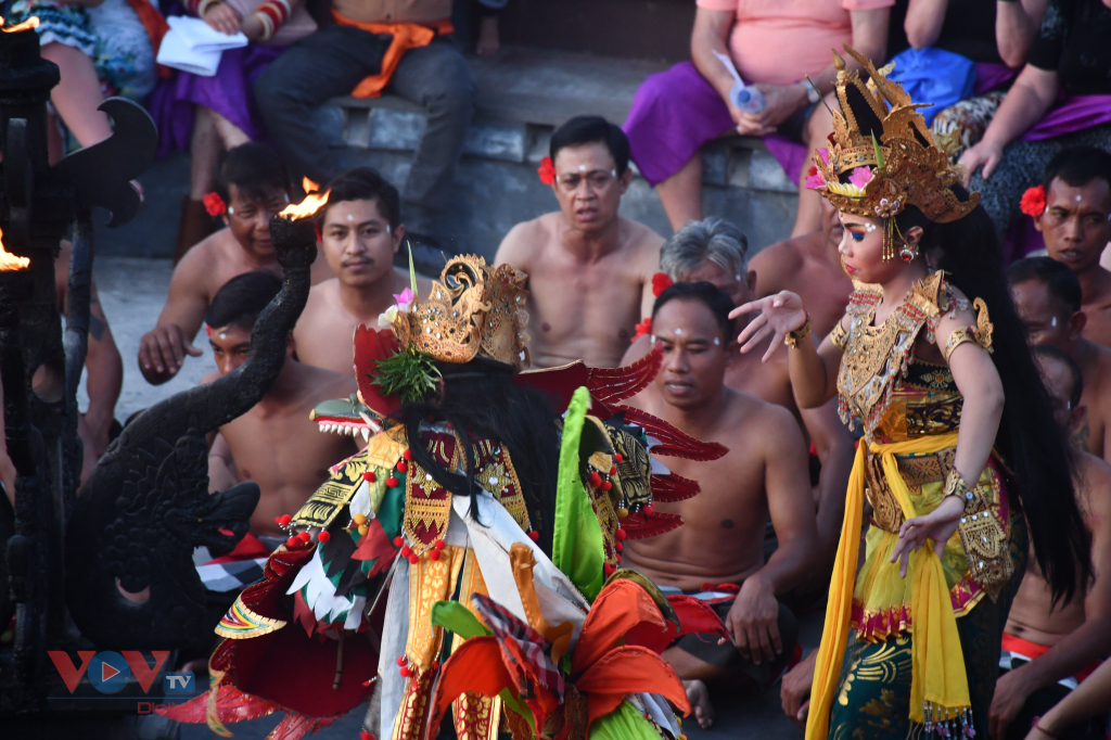 Kecak - vũ điệu lửa độc đáo của Bali chiều hoàng hôn - Ảnh 3.