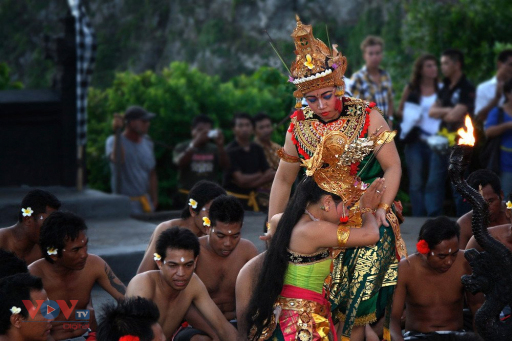 Kecak - vũ điệu lửa độc đáo của Bali chiều hoàng hôn - Ảnh 4.