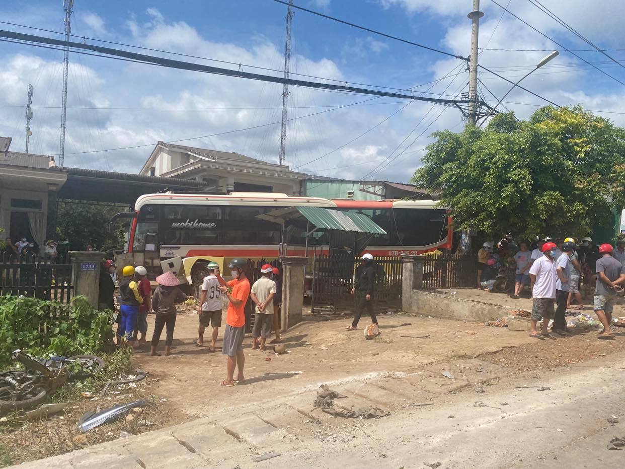 Đắk Lắk: Xe tải va chạm với xe khách và công nông, nhiều người thương vong - Ảnh 2.