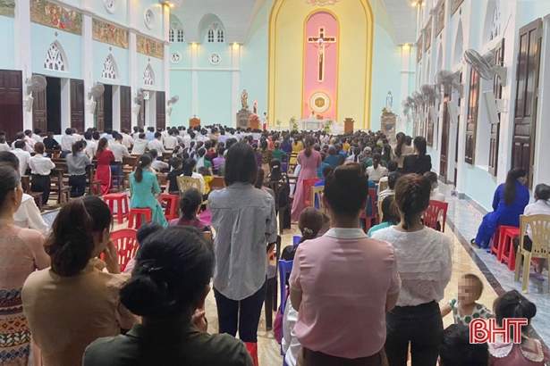 Hà Tĩnh: Linh mục chống lệnh, tổ chức hàng trăm giáo dân cầu nguyện - Ảnh 1.