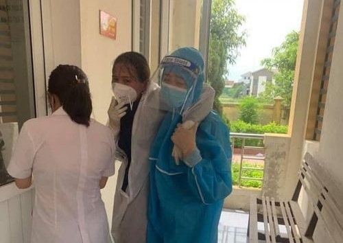 Nữ nhân viên y tế ngất xỉu khi lấy mẫu xét nghiệm trong vùng dịch ở Hà Tĩnh - Ảnh 1.