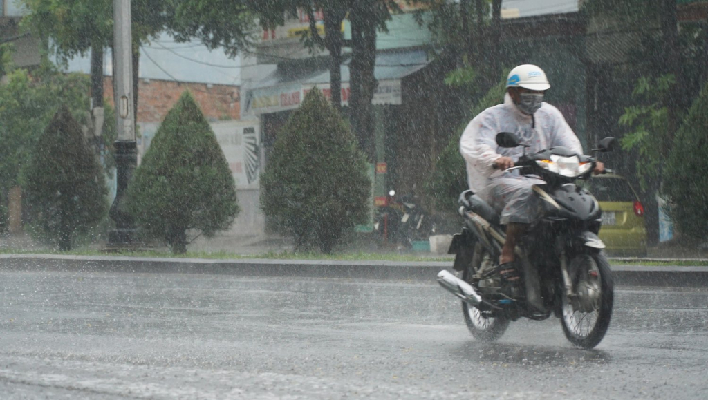 Thời tiết hôm nay: Tiếp tục mưa dông Bắc Bộ, nắng nóng Trung Bộ - Ảnh 1.