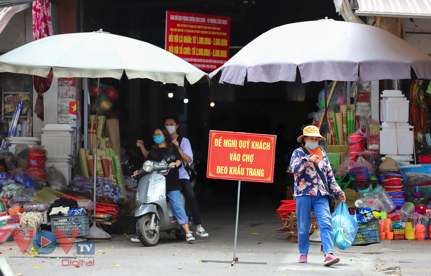 Người dân Quảng Ninh trở lại nhịp sống bình thường mới - Ảnh 2.