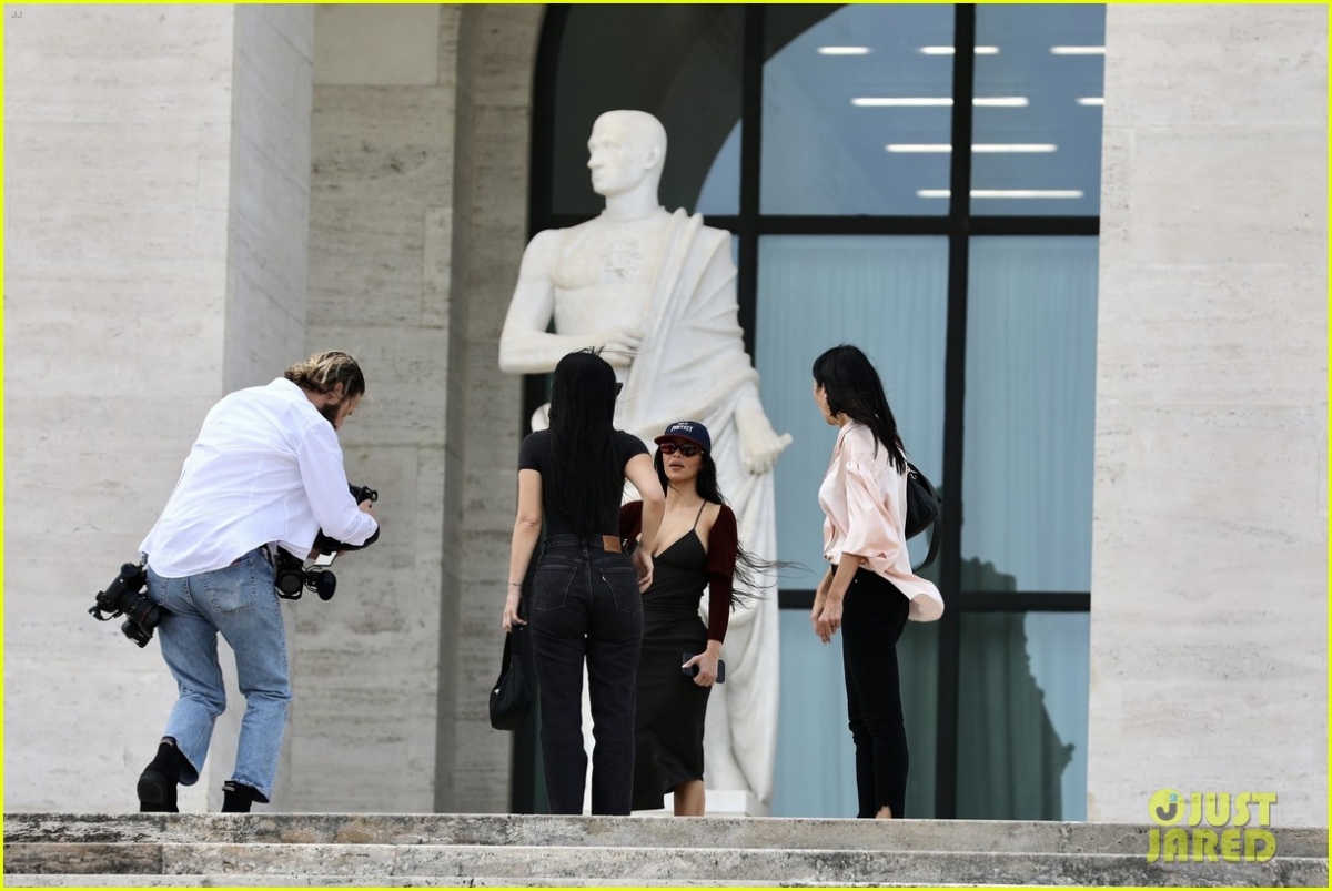 Kim Kardashian khoe dáng nóng bỏng khi đi chơi ở Italy - Ảnh 7.