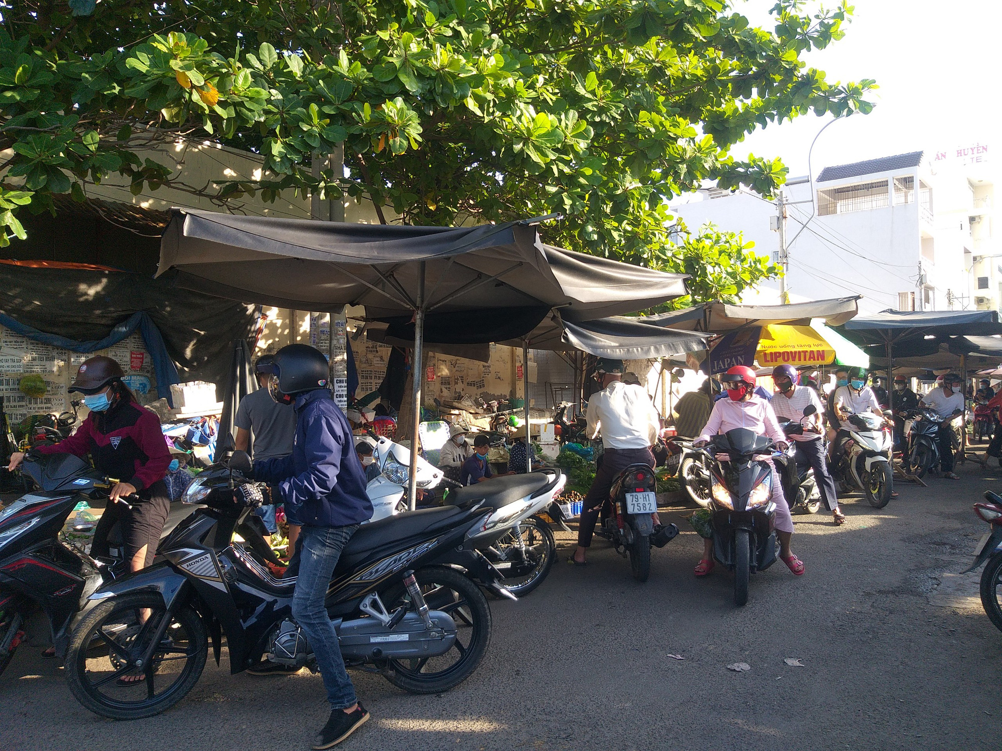Đang thực hiện Chỉ thị 16 nhưng chiều ngày 10-7, chợ Vĩnh Hải, Tp Nha Trang vẫn rất đông người mua bán.jpg